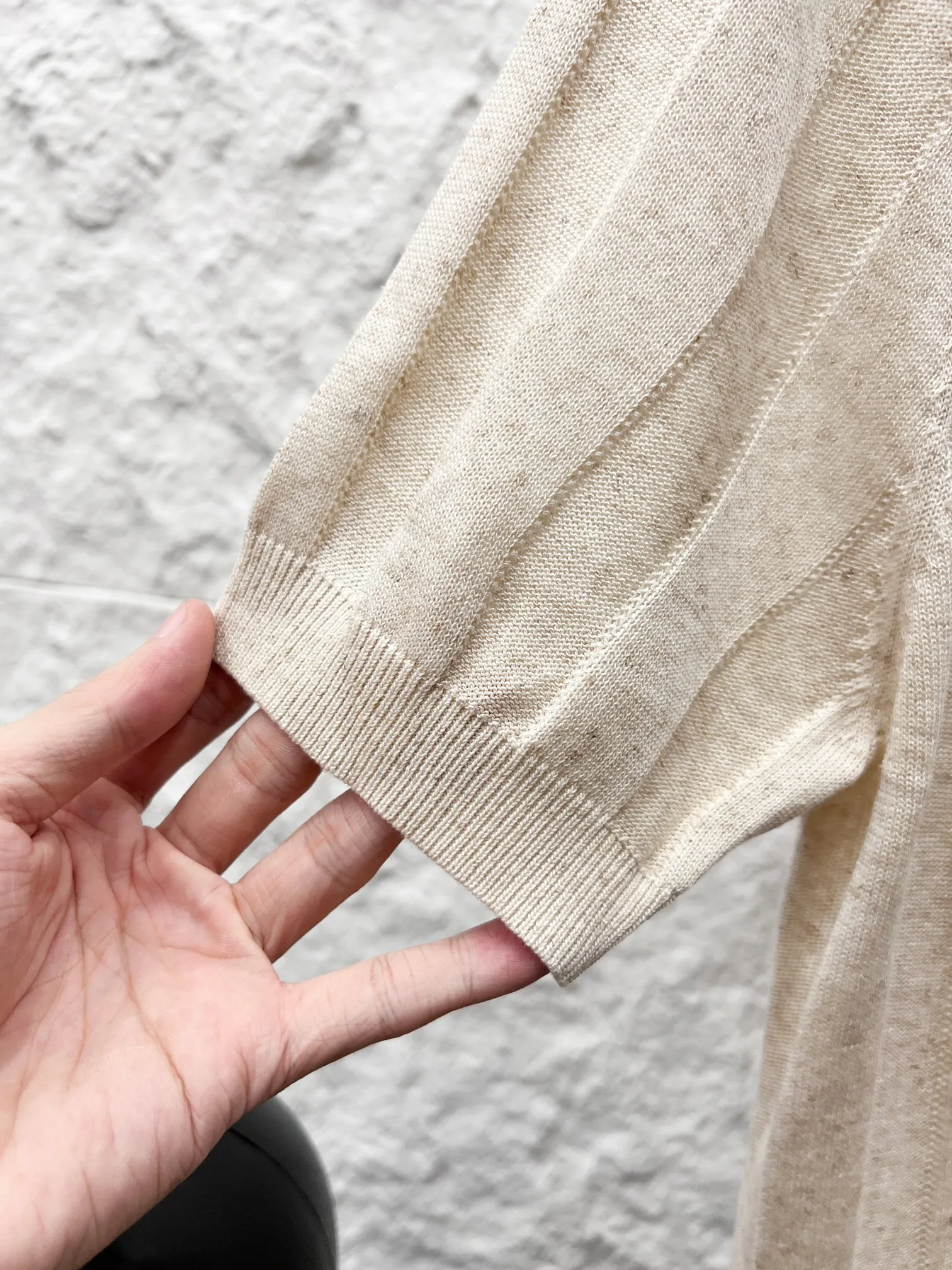 (Loro Piana) Merino wool + mulberry silk, focusing on ultra-thin, light-transmitting Breathable, is the core fabric logo of the summer hollow knitted Series. Openwork Vertical Stitch (vertical hollow mesh stitch) (18G high-density fine needles, woven by LP original Italian 18-needle flat double jacquard machine) Old money men's clothing circle: Italian linen hollow vertical strip Polo knitted one-piece woven lapel with four flat stitches. The collar is double-layer dense four-flat knitting, which is different from the hollow body. The placket is stiff and not easy to deform, the placket is integrated with a scissor placket, and mother-of-pearl button opening design. Hem/Cuffs: Narrow ribbing. The cuffs and hem are trimmed with narrow solid-color ribbing to balance the looseness of the hollow body. Miniature black label metal leather label technology. The small label on the chest is vegetable tanned leather + metal embossed LP logo, which is sewn and fixed. It is the brand's iconic minimalist accessory material technology. Royal Lightness™ vertical openwork hollow knitted Polo 18-needle transfer vertical striped hollow pit weft knitting. Color; Dark Blue Gray Apricot Yellow Sizes; M-3XL up to 190 catties (worry-free after-sales service)
